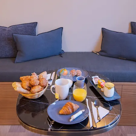 Tinah Paris, Aboukir Hotel Paříž