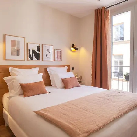 Tinah Paris, Aboukir Szálloda