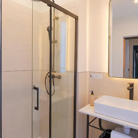 Tinah Paris, Aboukir Hotel Paříž