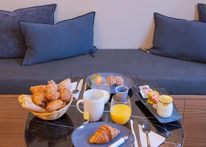 Tinah Paris, Aboukir Hotel Paris