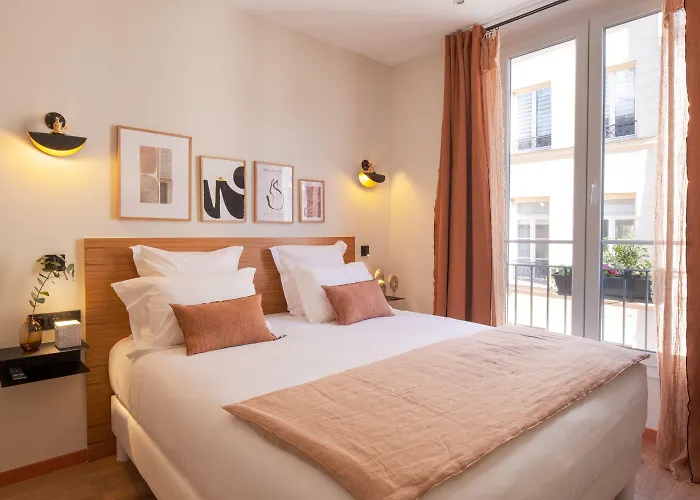 Tinah Paris, Aboukir 호텔