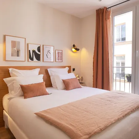 Tinah Paris, Aboukir מלון